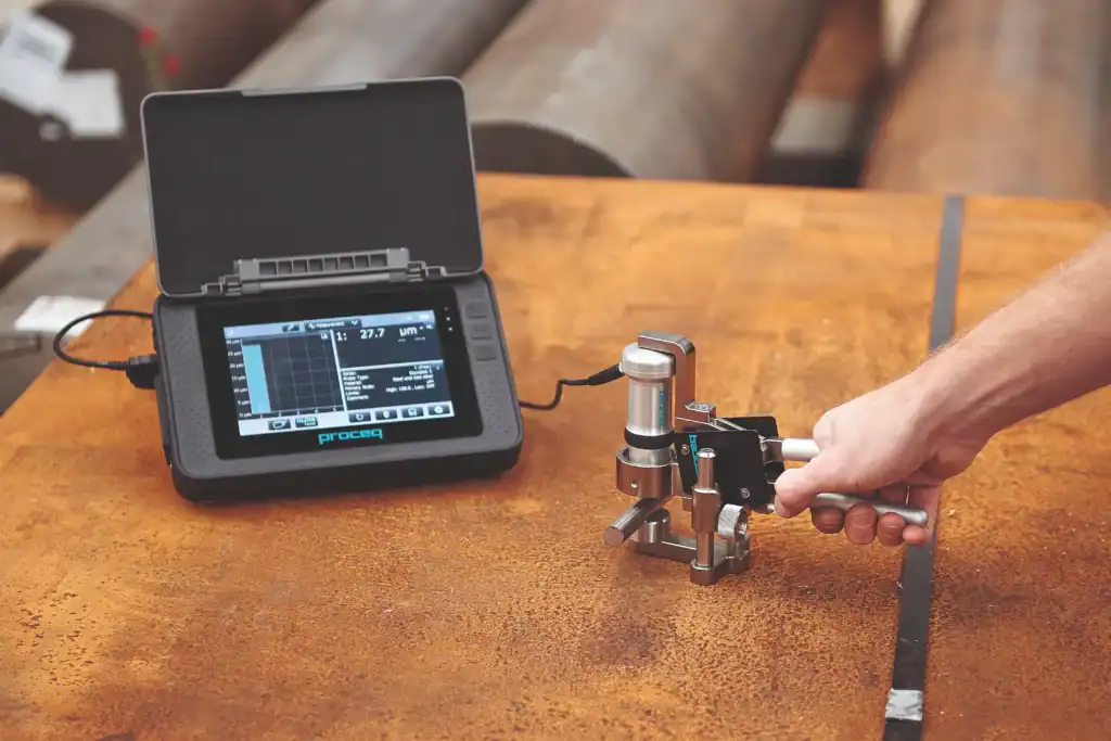 Mesure de dureté sur barres et tubes de petit diamètre avec la pince de mesure Equotip Portable Rockwell