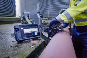 Inspection de soudure sur un pipeline avec le XEO de Sonatest affichant simultanément de multiples vues ultrasons TFM et PAUT.