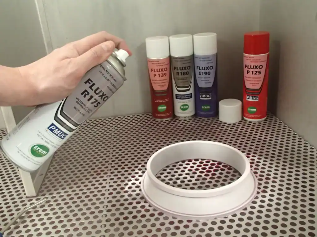 Application du produit de ressuage révélateur pour analyse de pièce