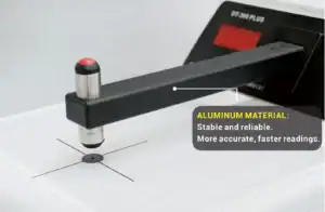 Gros plan sur le bras en alliage d'aluminium du densitomètre DT-300 PLUS, conçu pour offrir des lectures de densité optique plus stables et rapides.